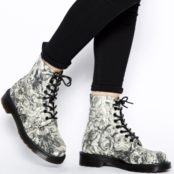 COPY - Dr Martens Beckett Skull and Rose Print Fine Canvas 8eye Boots - size 7 - Picture 1 of 13